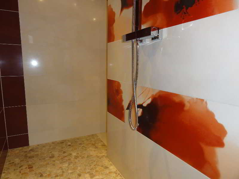 Hotel Restaurant Les Coquelicots, The Originals Relais 圣帕尔杜洛尔蒂日耶 外观 照片
