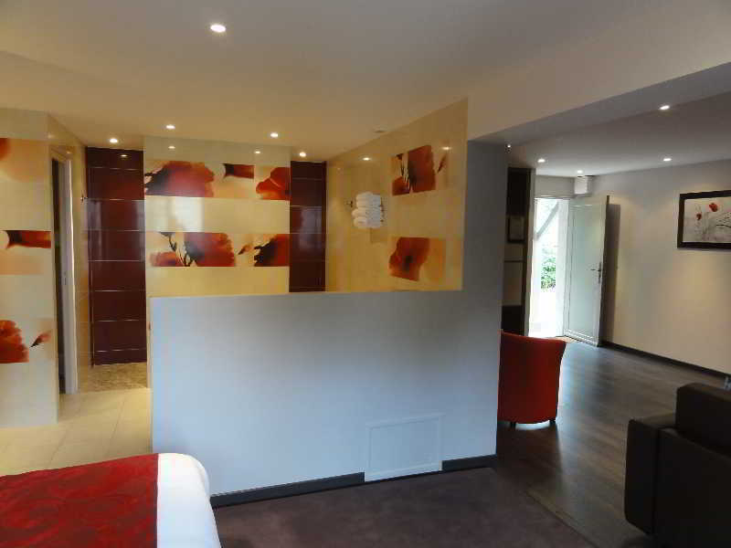 Hotel Restaurant Les Coquelicots, The Originals Relais 圣帕尔杜洛尔蒂日耶 外观 照片